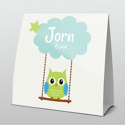 groen uiltje op een schommel