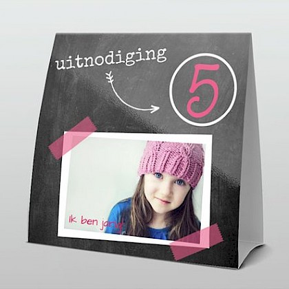 foto geplakt op een krijtbord