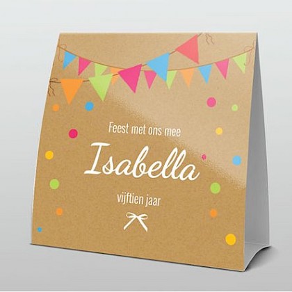 uitnodiging met vlaggetjes en confetti