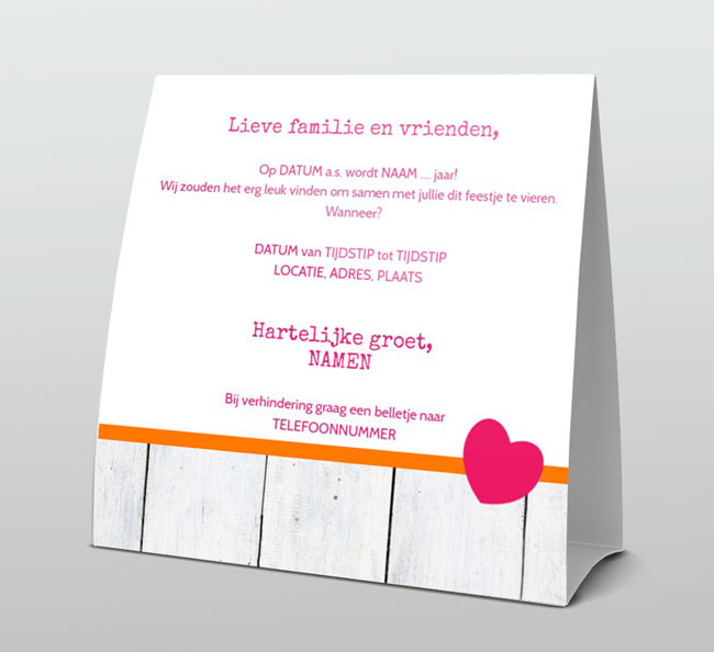 Vrolijke uitnodiging op hout Vrolijke uitnodiging op hout