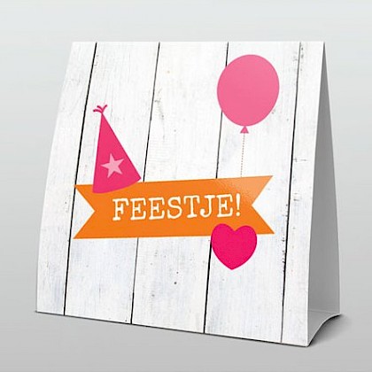 Vrolijke uitnodiging op hout