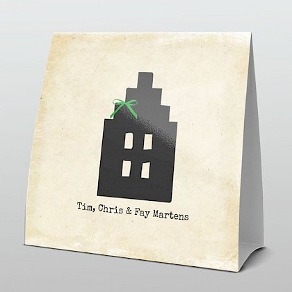 grijs huisje op oud papier look achtergrond