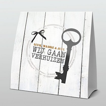 Stoer met grote sleutel op hout