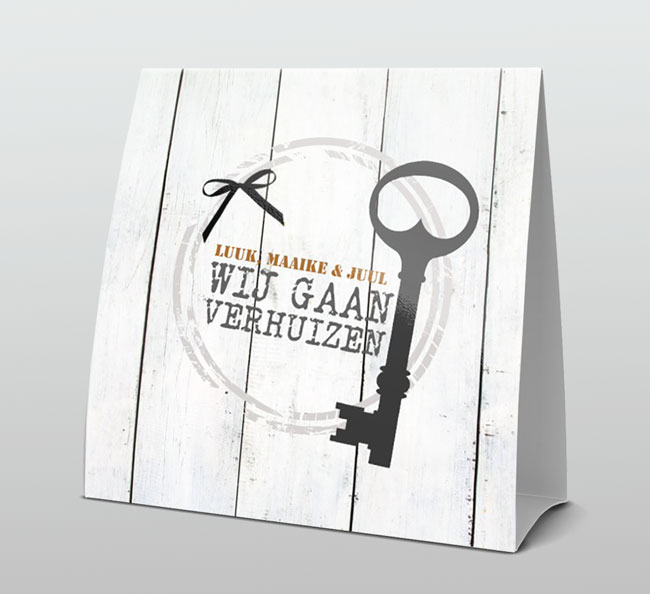 Stoer met grote sleutel op hout Stoer met grote sleutel op hout