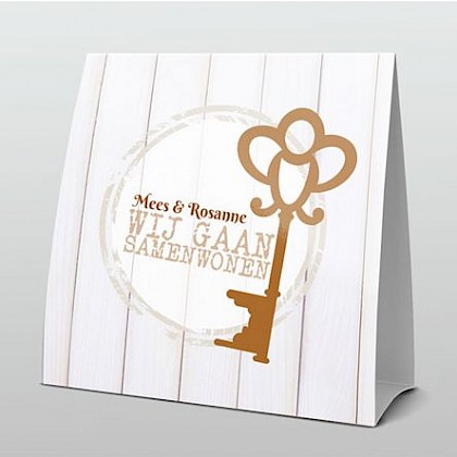 Tentkaart verhuis met grote sleutel op hout