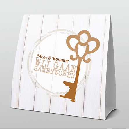 Tentkaart verhuis met grote sleutel op hout Tentkaart verhuis met grote sleutel op hout