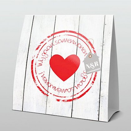 Stoer rood hart op hout Stoer rood hart op hout