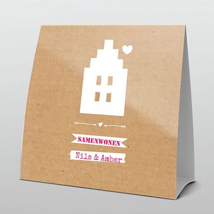 Hip wit huisje met karton Hip wit huisje met karton