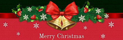Kerstbanner met bellen aan strik op kersttak Kerstbanner met bellen aan strik op kersttak