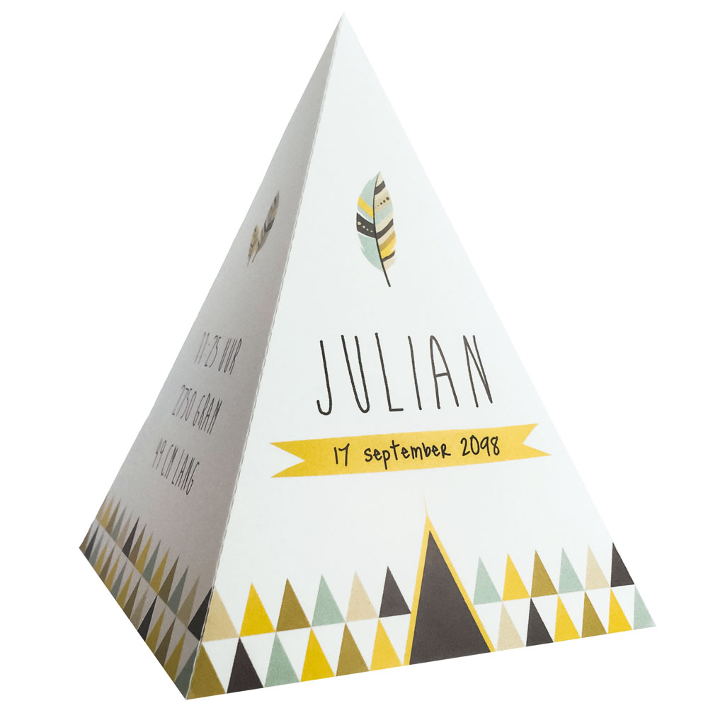 Gestanst geboortekaartje "Tipi tent veertje geel" Gestanst geboortekaartje "Tipi tent veertje geel"