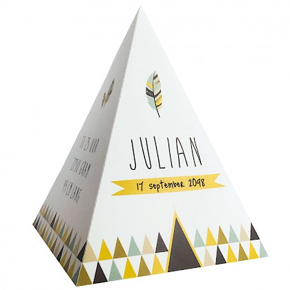 Gestanst geboortekaartje "Tipi tent veertje geel" Gestanst geboortekaartje "Tipi tent veertje geel"