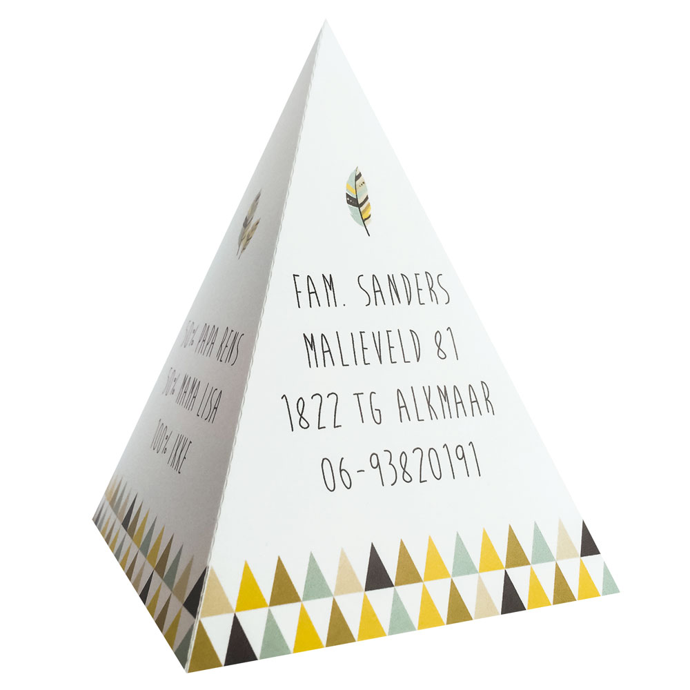 Gestanst geboortekaartje "Tipi tent veertje geel" Gestanst geboortekaartje "Tipi tent veertje geel"