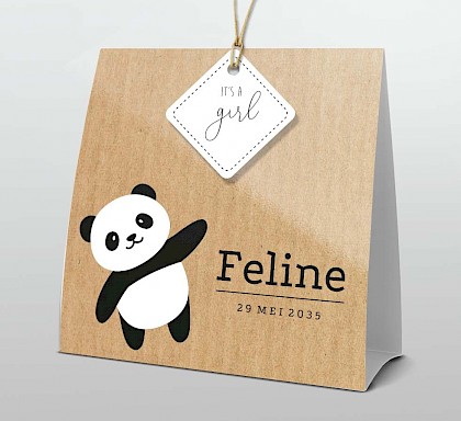Staand geboortekaartje met panda en labeltje Staand geboortekaartje met panda en labeltje