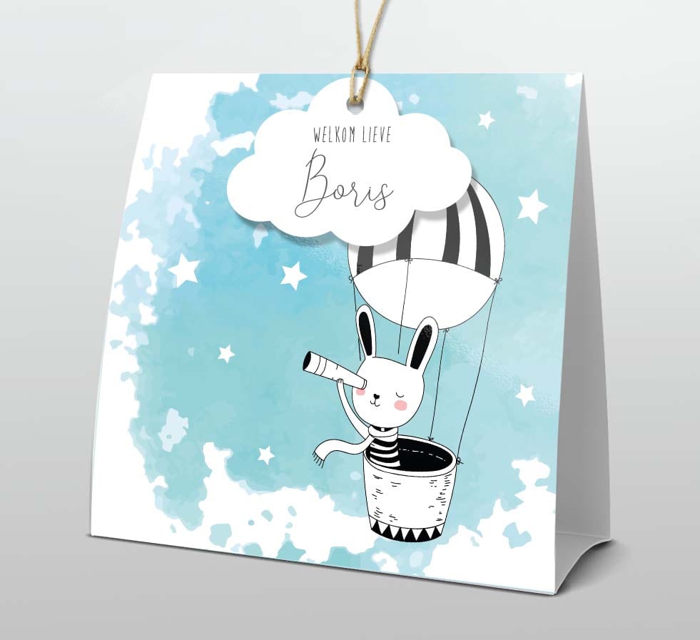 Staand geboortekaartje met konijn in luchtballon voor een jongen Staand geboortekaartje met konijn in luchtballon voor een jongen