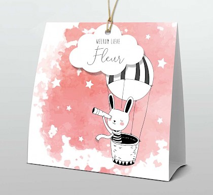 Staand geboortekaartje met konijn in luchtballon voor een meisje