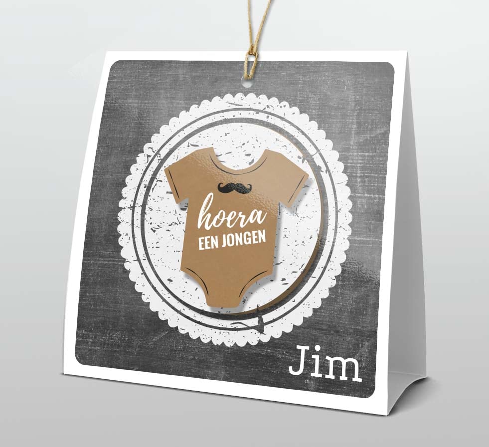 Staand 3D geboortekaartje met rompertje en snor Staand 3D geboortekaartje met rompertje en snor