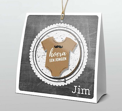 Staand 3D geboortekaartje met rompertje en snor