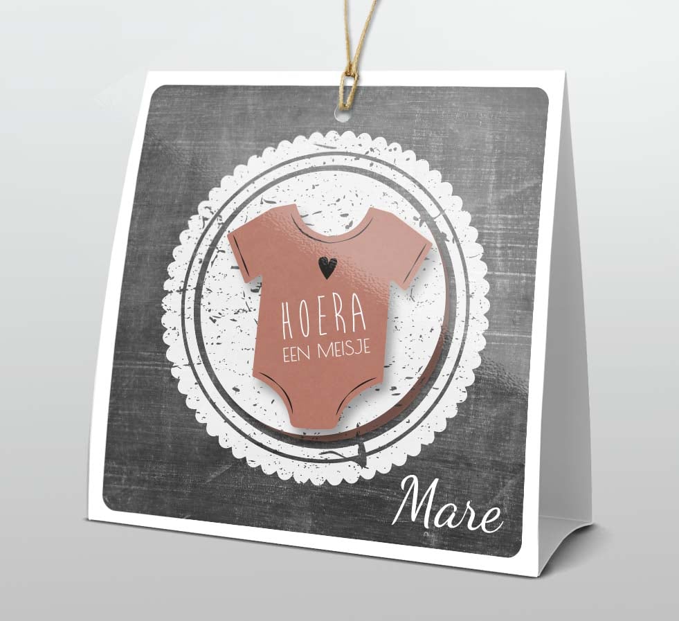 Staand 3D geboortekaartje met rompertje en hartje Staand 3D geboortekaartje met rompertje en hartje