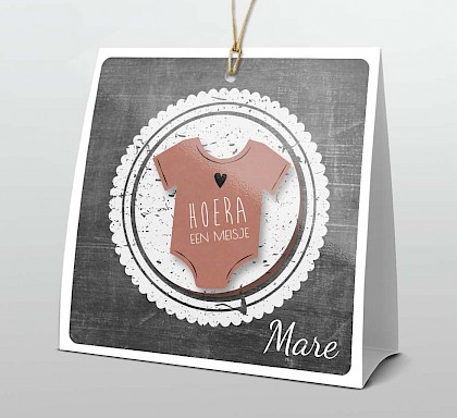 Staand 3D geboortekaartje met rompertje en hartje