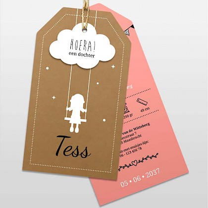 Labelkaartje met meisje op schommel Labelkaartje met meisje op schommel