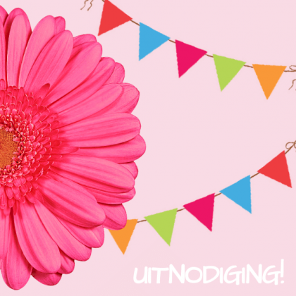 Gevouwen uitnodigingskaart "Roze bloem & vlaggetjes"